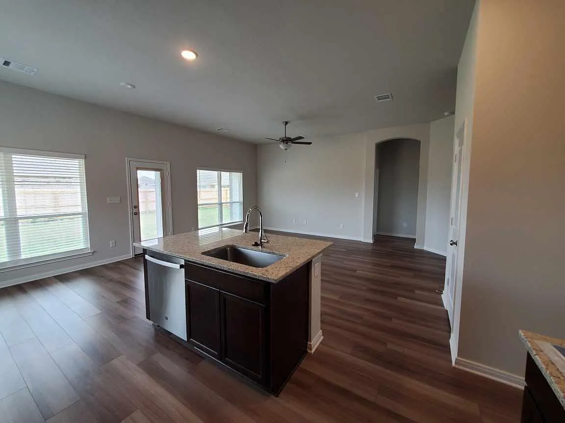 4 bed, 1646 sqft, $2,300 — Photo 4