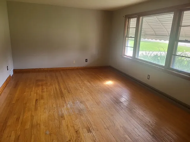 3 bed, 1.5 bath, $1,400 — Photo 2
