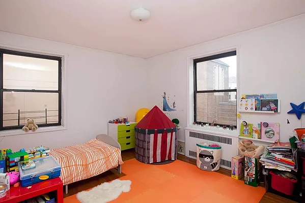 Rented by NYC Holdings Management | media 32