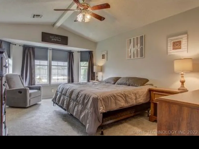1513 W Edgewater Pl — Photo 2