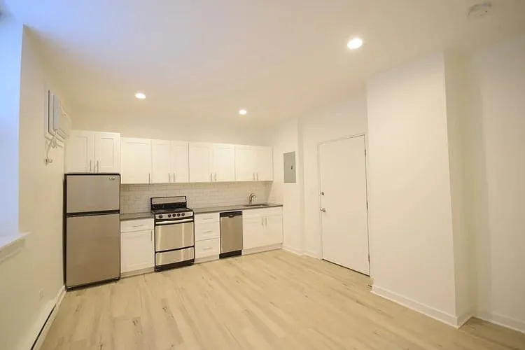 944 W Montrose — Photo 8