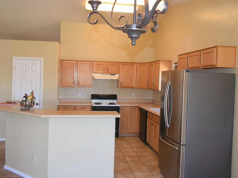 1506 S Pheasant Ln — Photo 6