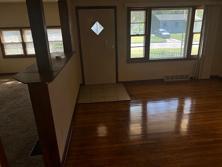 2431 N Poplar Ave — Photo 2