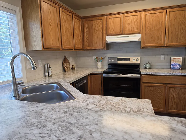 550 W Woodbury Dr — Photo 3