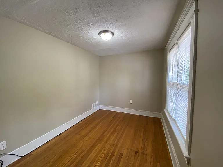 1212-1214 S Plymouth Ave S — Photo 18