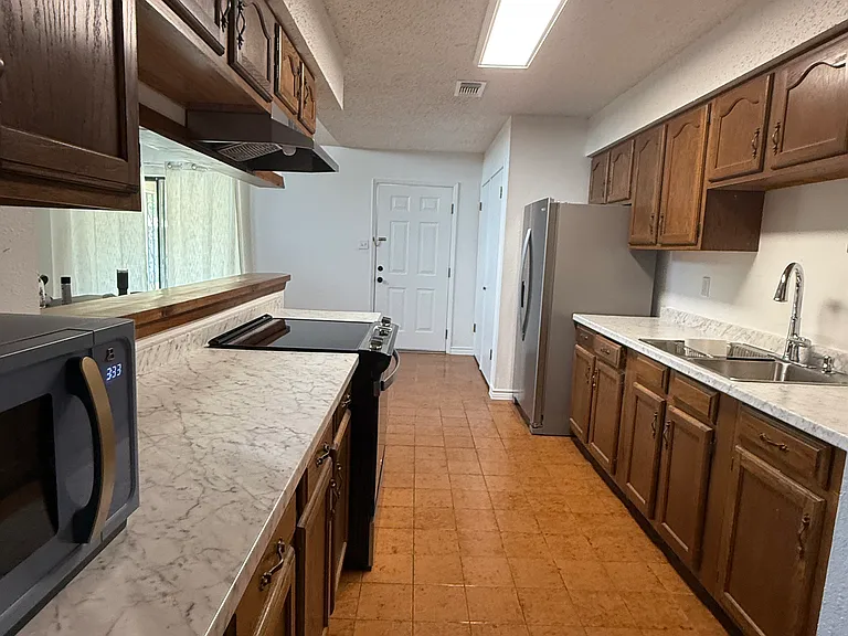 837 Avenue C — Photo 8
