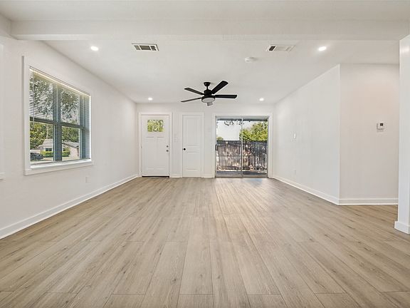 5th image of 2122 Marilyn Ln