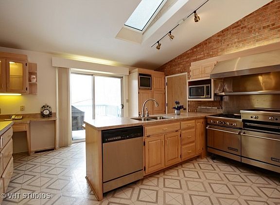 5th image of 530 Thornhouse Cres