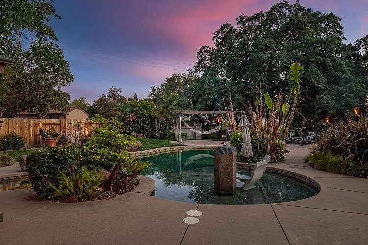 5 bed, 3715 sqft, $6,000 — Photo 2