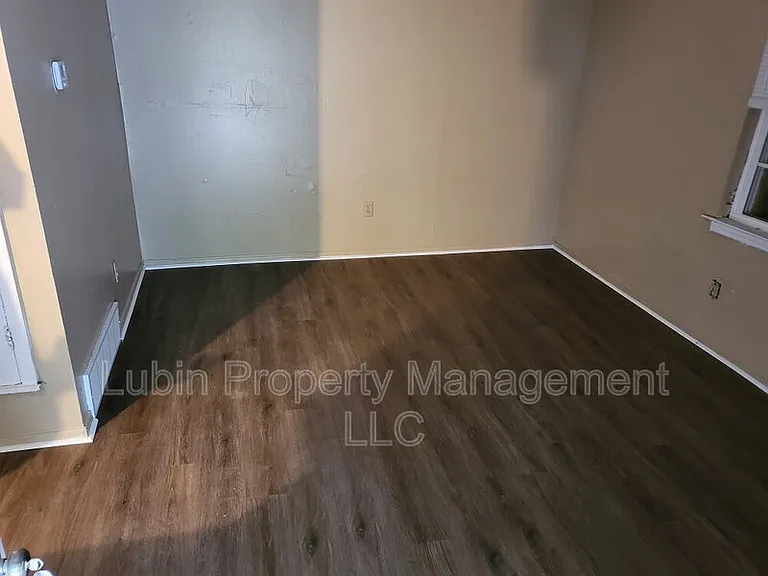 1219 Capital Ave — Photo 3