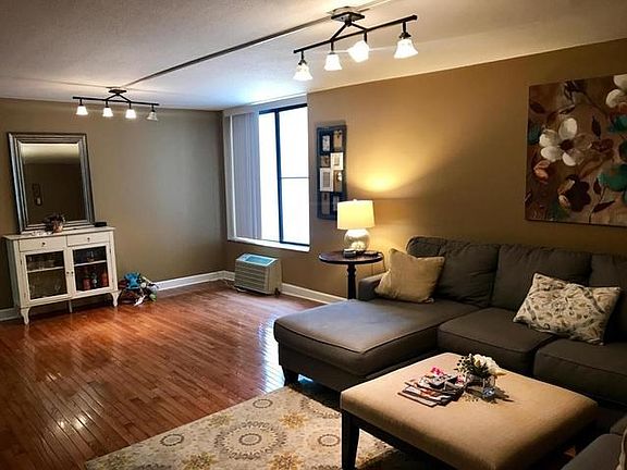2nd image of 1339 N Dearborn Pkwy #3A