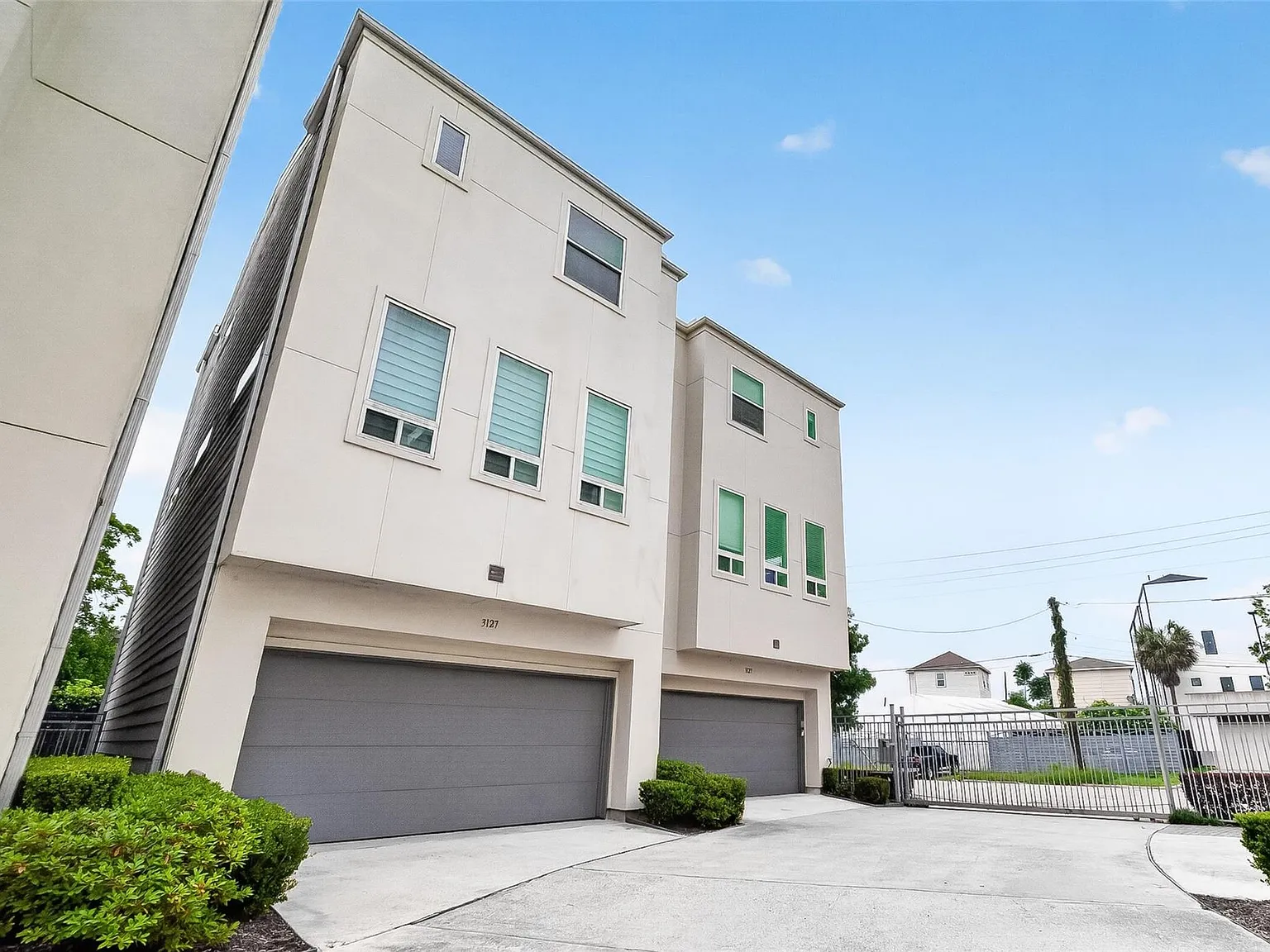 3 bed, 3.5 bath, 1966 sqft, $2,500 — Photo 2