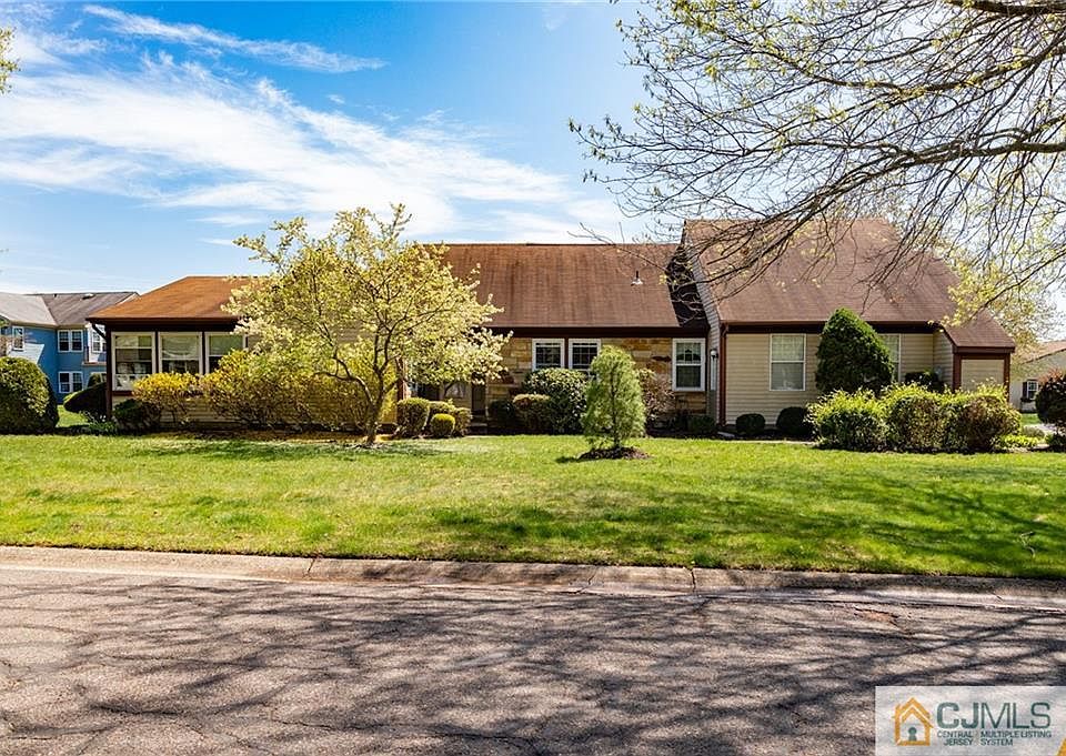 1st image of 47 Yorkshire Dr