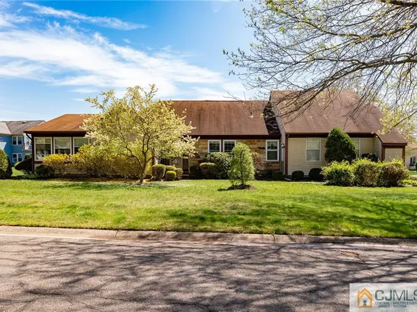 47 Yorkshire Dr, Monroe Township, NJ 08831