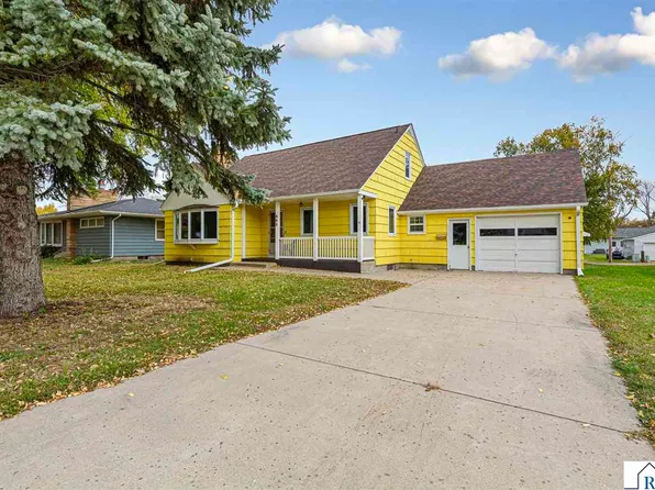 303 S Main St, Winthrop, MN 55396