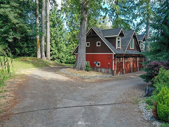 View of the property from entry, first you encounter the shop and then the main home. You can drive around the shop either way. All this on over an acre! Private, secluded and on a dead-end road. You could not ask for a better setting, >