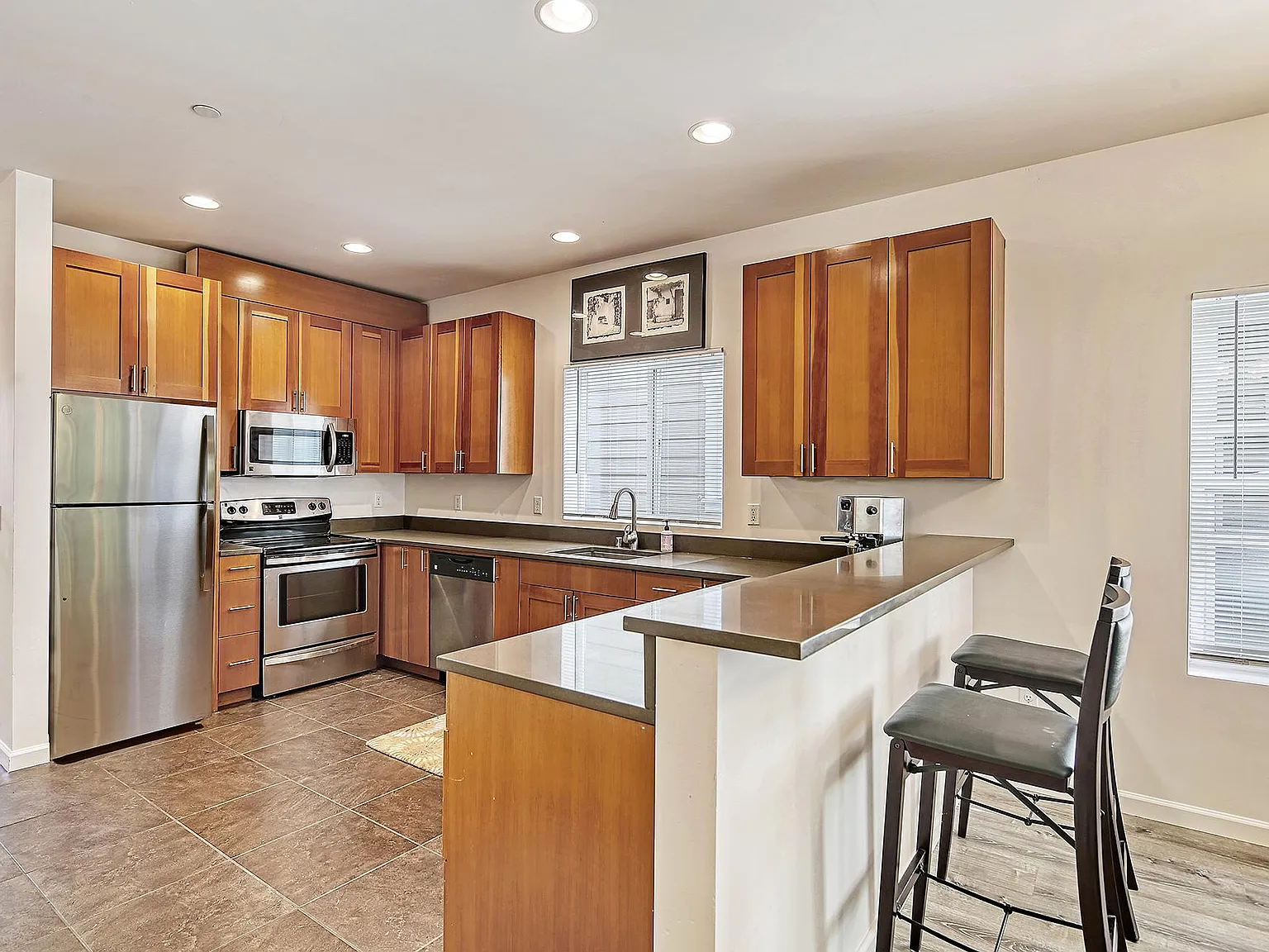 3 bed, 1600 sqft, $3,000 — Photo 2