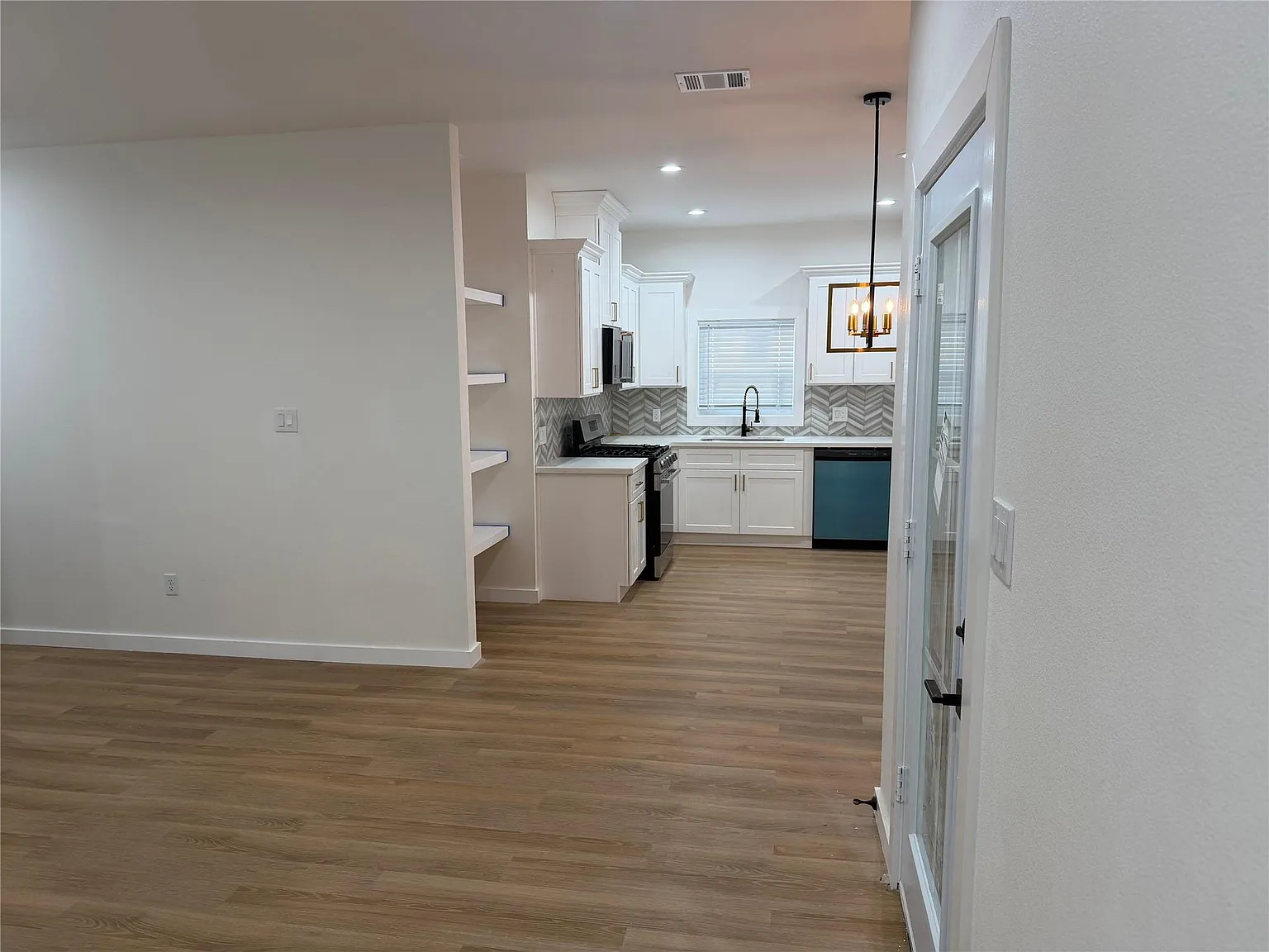 3 bed, 2.0 bath, 1300 sqft, $1,895 — Photo 4