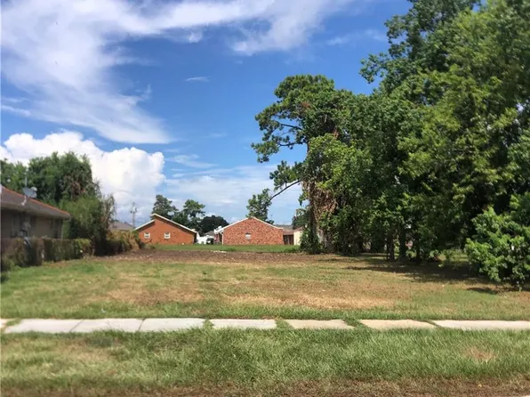 415 E Saint Avide St, Chalmette, LA 70043