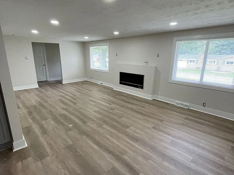 321 Monroe St — Photo 2