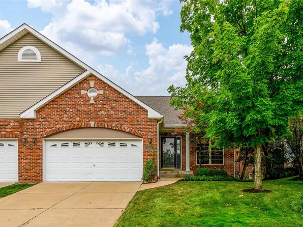 1119 Castle Gate Villas Dr, Saint Louis, MO 63132