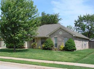 911 W Geneva St, Rogers, AR 72758