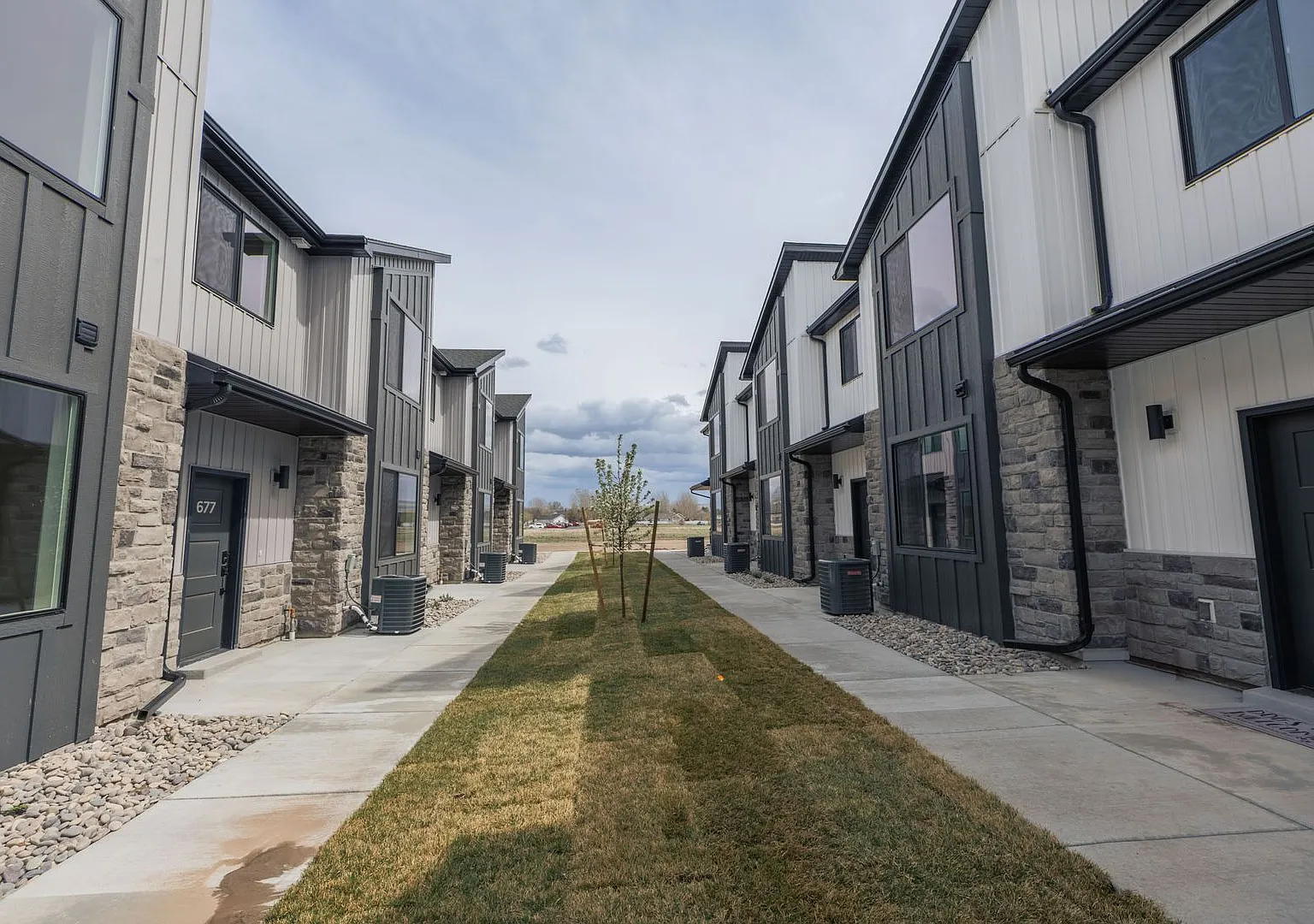 Modern 3 Bed 2.5 Bath End Unit Townhome With 2 Car Garage In Ammon — Photo 2