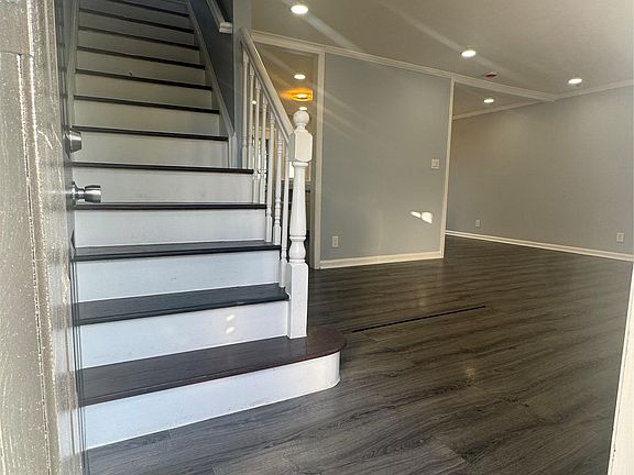 5th image of 121 Sheridan Avenue