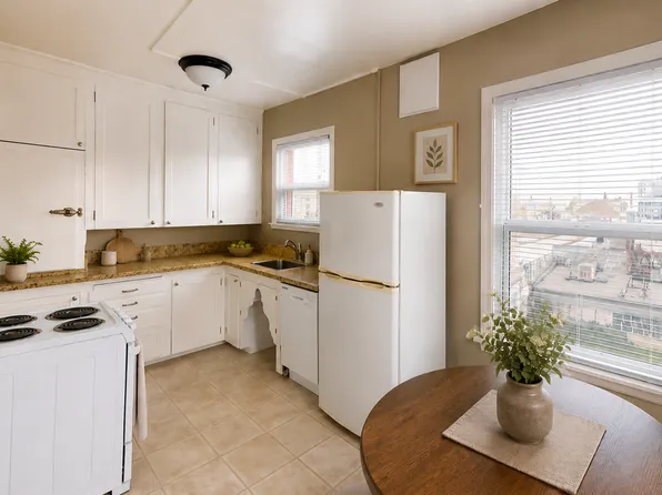 Gordon, 527 1st Ave N APT 105, Seattle, WA 98109
