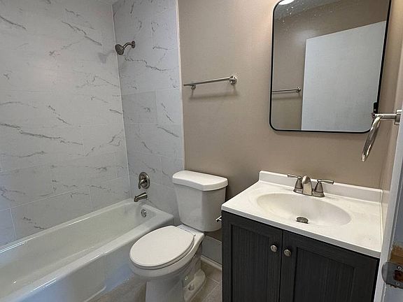 4th image of 9517 S Tripp Ave #3S