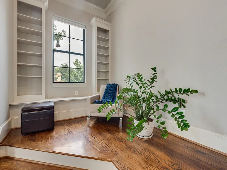 425 S Cesar Chavez Blvd — Photo 11