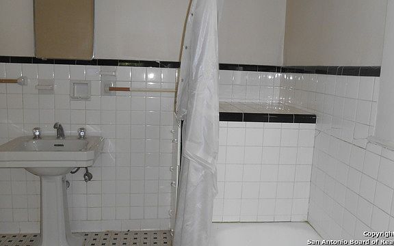 5th image of 121 Dunning Ave
