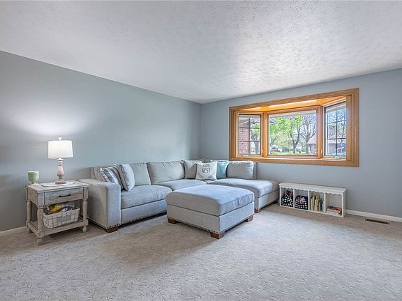 3rd image of 5385 Royalwood Dr