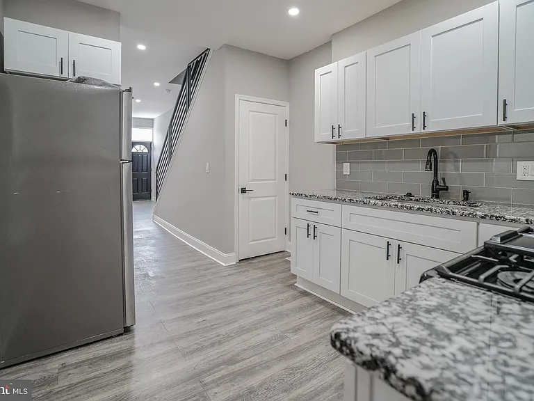 1535 W Seltzer St — Photo 18