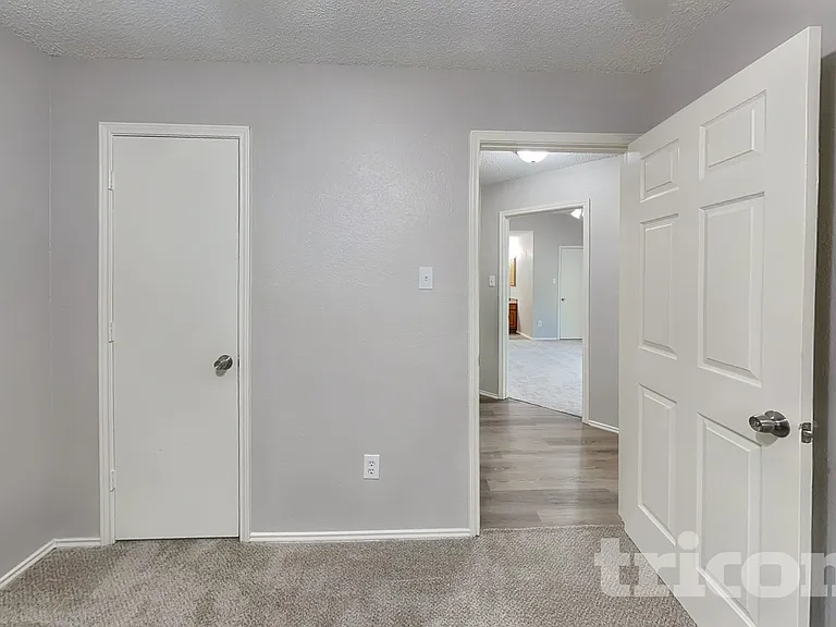 10008 Buffalo Grove Rd — Photo 5