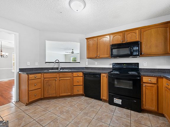3rd image of 1883 Simmons Ln