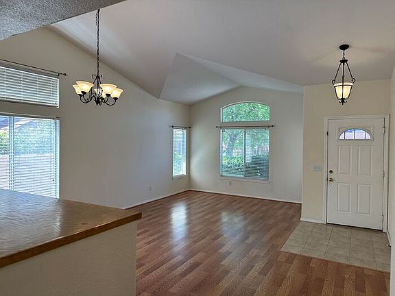 4th image of 2444 Windwood Dr