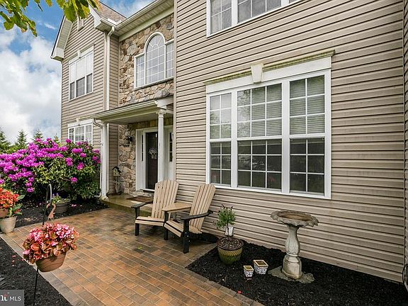 3rd image of 521 Willow Glen Cir