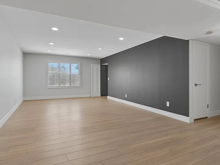 8036 N 17th Dr — Photo 5