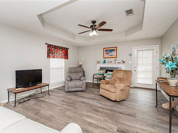 4th image of 846 Eden Oaks Dr