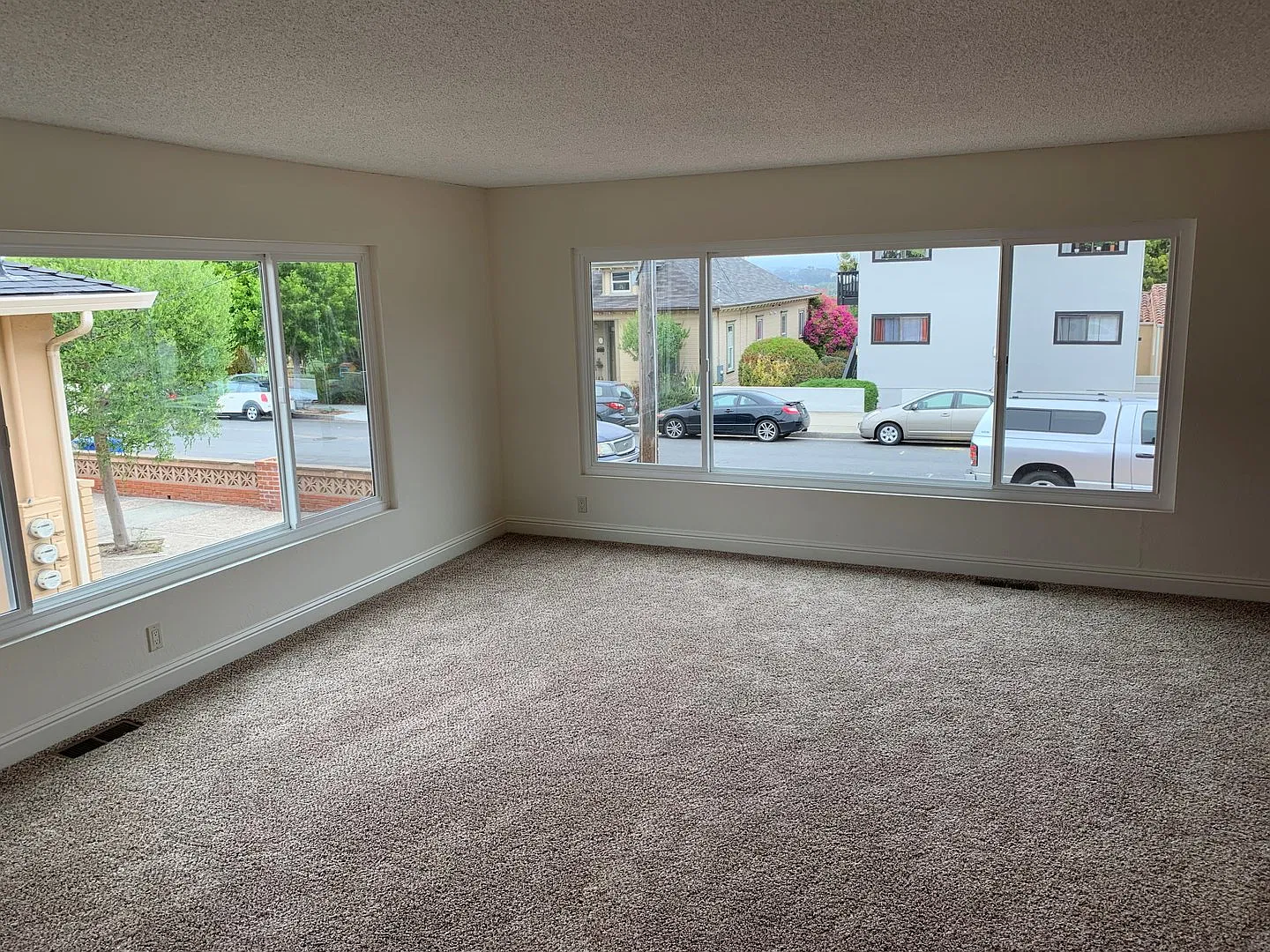 Larkin (492) — Photo 2