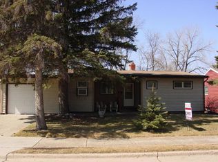 815 N 24th St, Grand Forks, ND 58203
