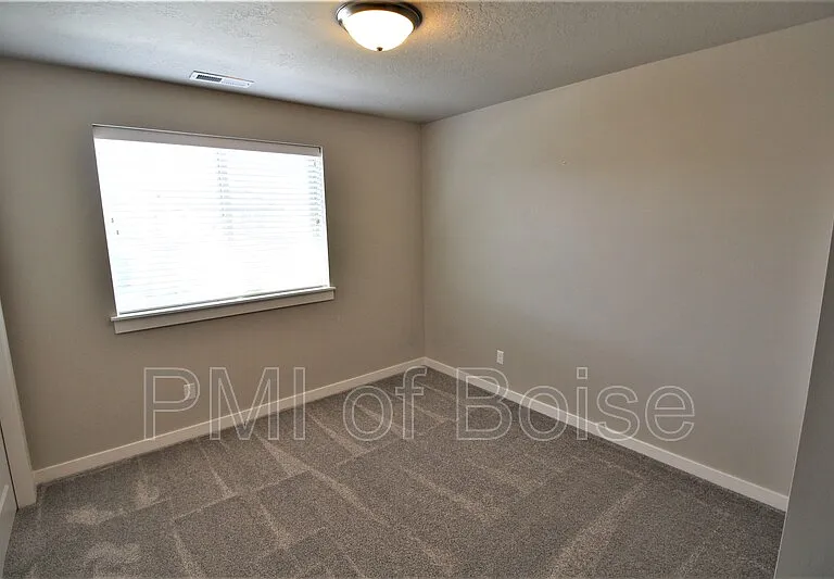 2080 S Hills Ave — Photo 21