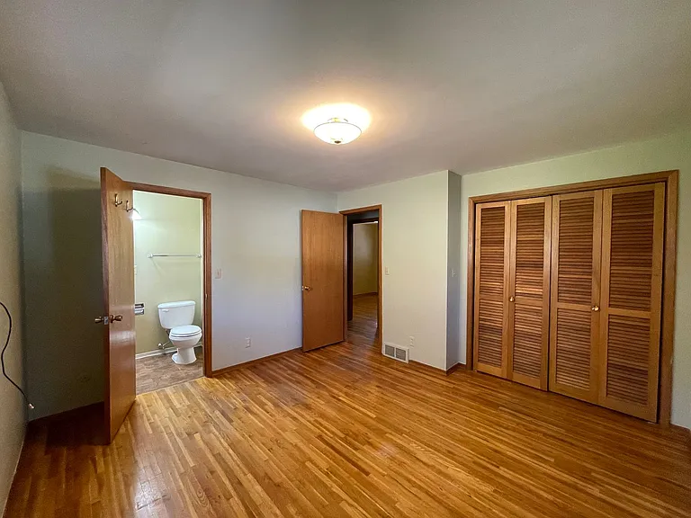 5630 N Greenwood Blvd — Photo 8
