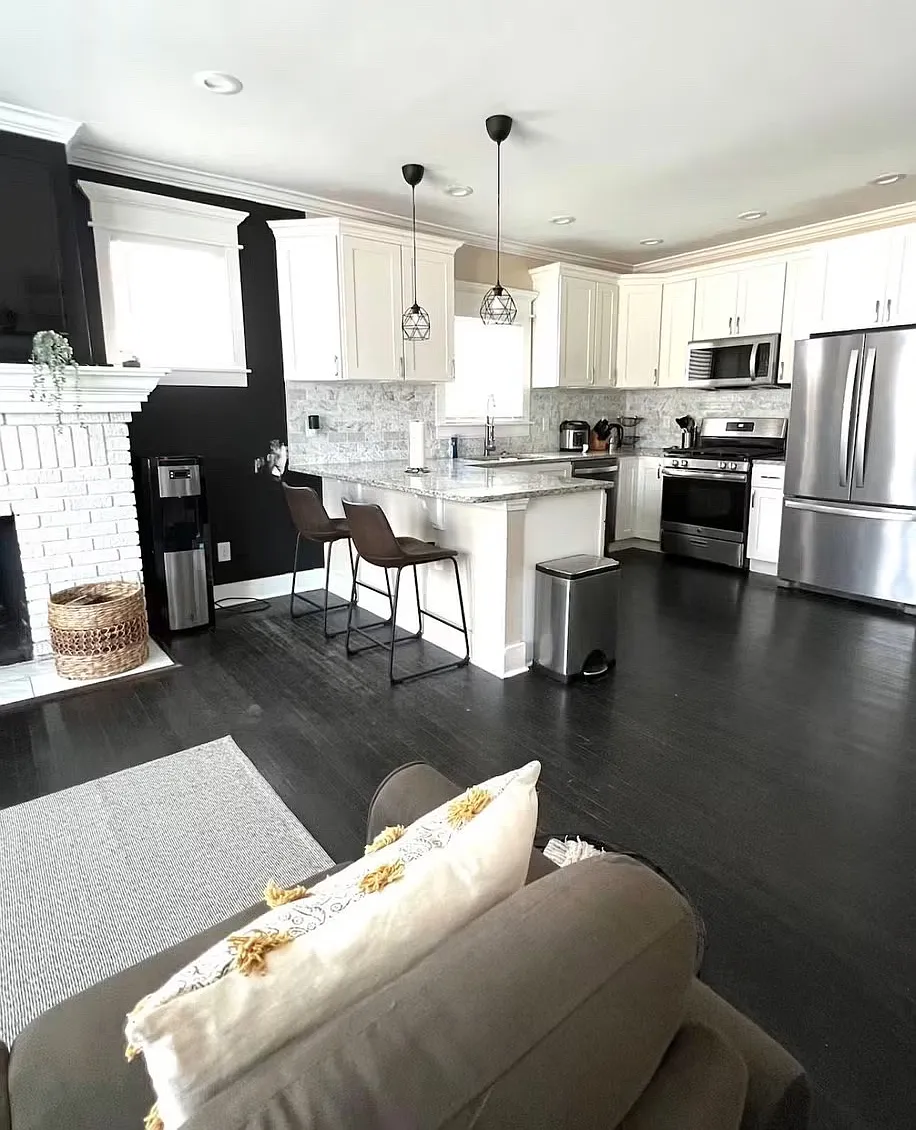 3 bed, 1351 sqft, $2,500 — Photo 2