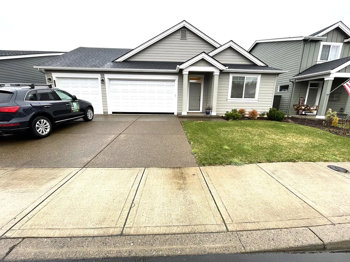 Photo 1 of 29 - 1361 NE Raymond Ln - Estacada, OR Primary Photo - 1361 NE Raymond Ln