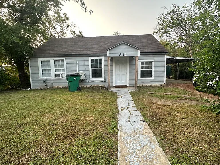 834 W Jones St — Photo 1