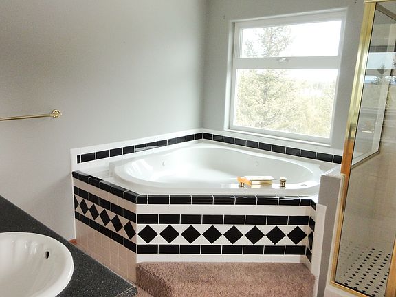 Master bathroom jetted tub