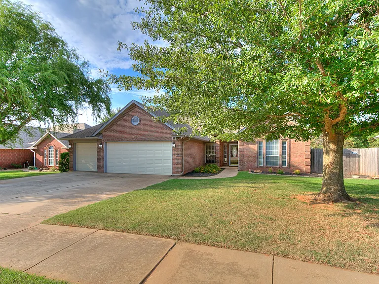 2913 Daybreak Dr — Photo 1