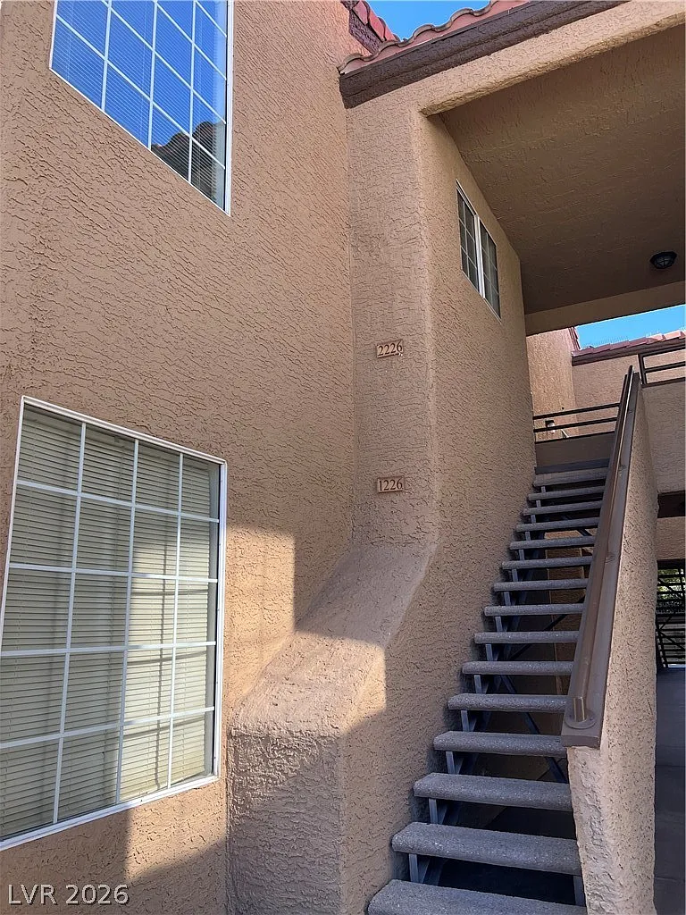 3 bed, 2.0 bath, 1183 sqft, $1,800 — Photo 1
